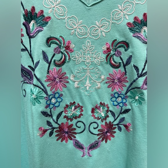 💐 NWOT! Embroidered Floral Turquoise Top - Picture 4 of 5